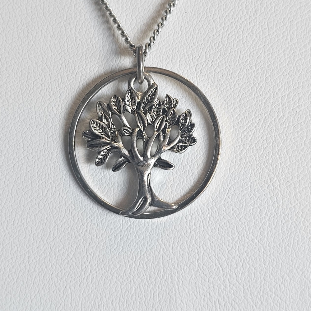 Elegant & Charming Tree of Life Circle Necklace. - Picture 2 of 6